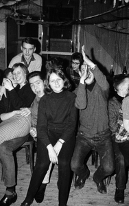 845231 Afbeelding van enkele leerlingen tijdens een klassenavond op de IVO-school P.F. van Overbeekeschool ...